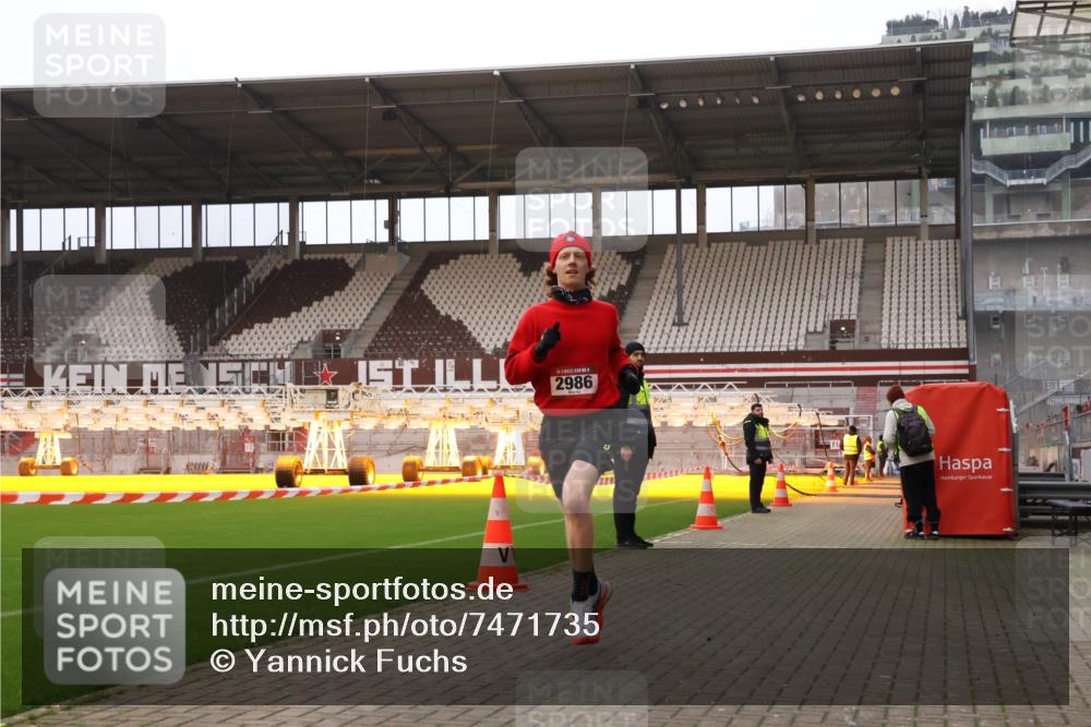 08.12.2024 - St. Pauli X-Mass-Run No. 14 Yannick Fuchs http://msf.ph/oto/7471735 08.12.2024 09:48:03 Ziel 2986 meine-sportfotos.de