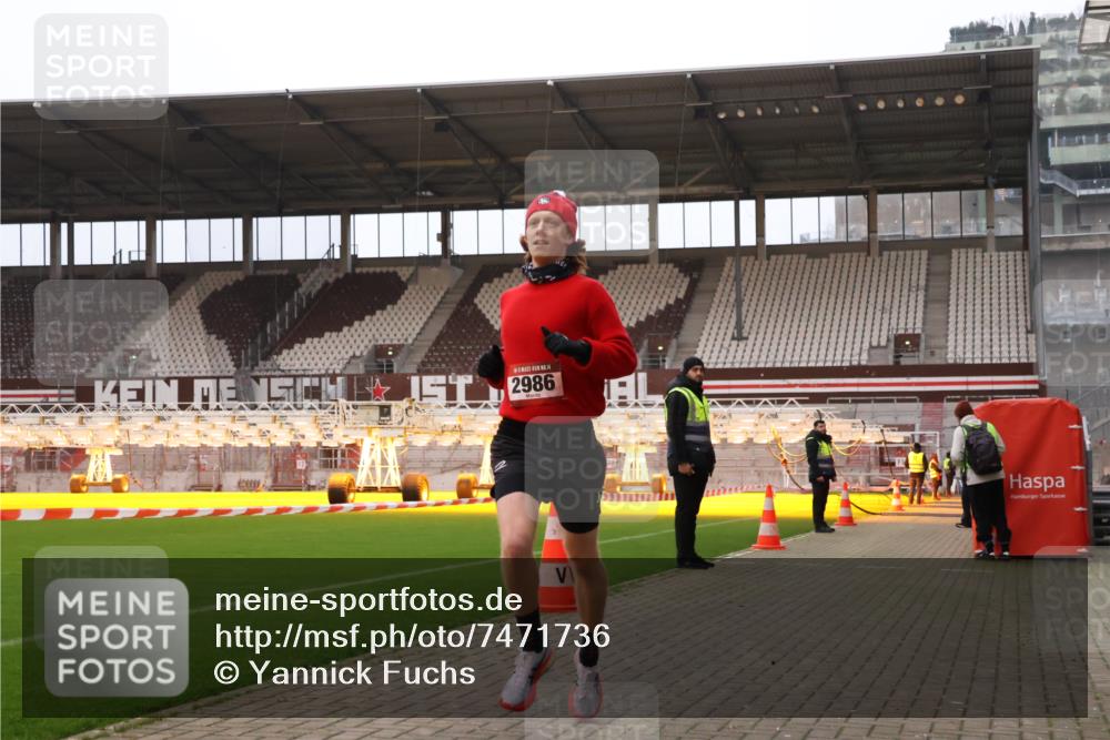 08.12.2024 - St. Pauli X-Mass-Run No. 14 Yannick Fuchs http://msf.ph/oto/7471736 08.12.2024 09:48:03 Ziel 2986 meine-sportfotos.de