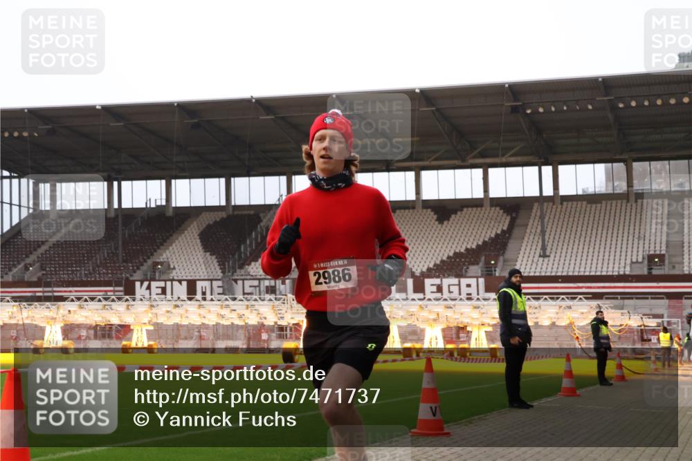 08.12.2024 - St. Pauli X-Mass-Run No. 14 Yannick Fuchs http://msf.ph/oto/7471737 08.12.2024 09:48:04 Ziel 2986 meine-sportfotos.de