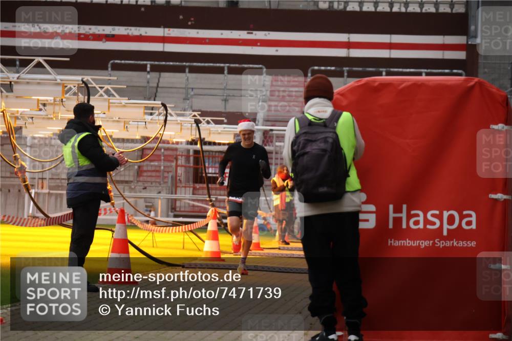 08.12.2024 - St. Pauli X-Mass-Run No. 14 Yannick Fuchs http://msf.ph/oto/7471739 08.12.2024 09:48:31 Ziel  meine-sportfotos.de
