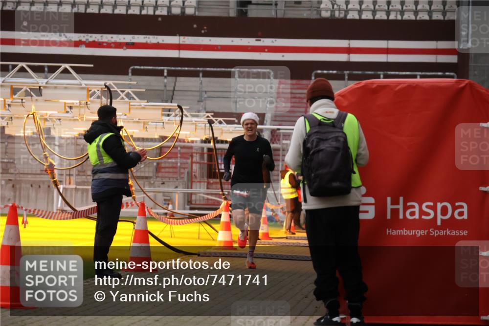 08.12.2024 - St. Pauli X-Mass-Run No. 14 Yannick Fuchs http://msf.ph/oto/7471741 08.12.2024 09:48:32 Ziel  meine-sportfotos.de