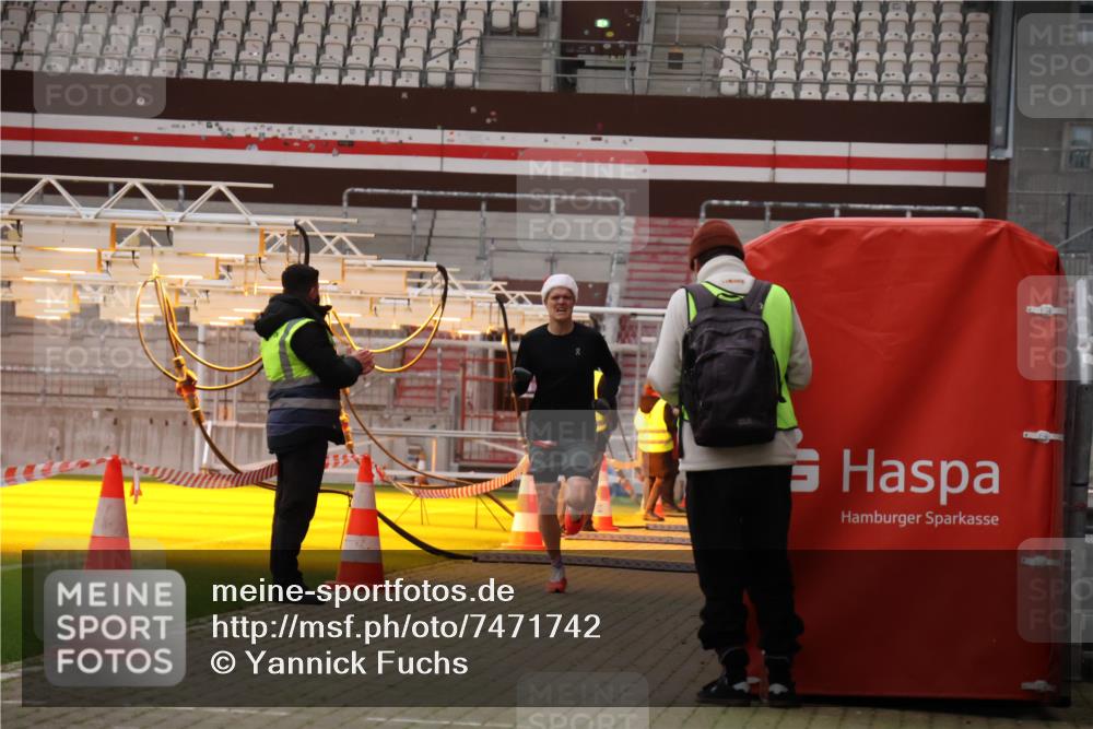 08.12.2024 - St. Pauli X-Mass-Run No. 14 Yannick Fuchs http://msf.ph/oto/7471742 08.12.2024 09:48:32 Ziel  meine-sportfotos.de