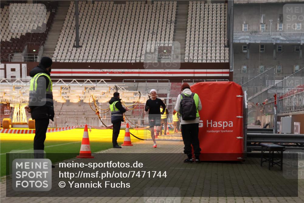 08.12.2024 - St. Pauli X-Mass-Run No. 14 Yannick Fuchs http://msf.ph/oto/7471744 08.12.2024 09:48:33 Ziel  meine-sportfotos.de