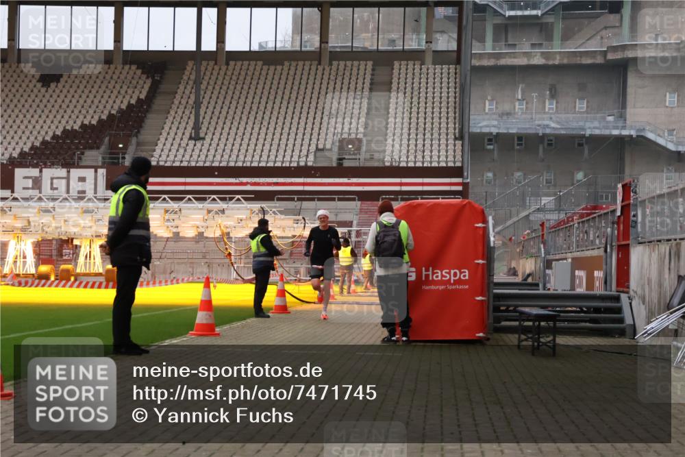 08.12.2024 - St. Pauli X-Mass-Run No. 14 Yannick Fuchs http://msf.ph/oto/7471745 08.12.2024 09:48:33 Ziel  meine-sportfotos.de