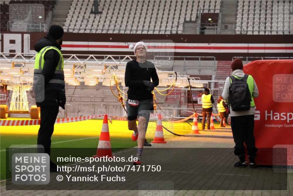 08.12.2024 - St. Pauli X-Mass-Run No. 14 Yannick Fuchs http://msf.ph/oto/7471750 08.12.2024 09:48:35 Ziel  meine-sportfotos.de
