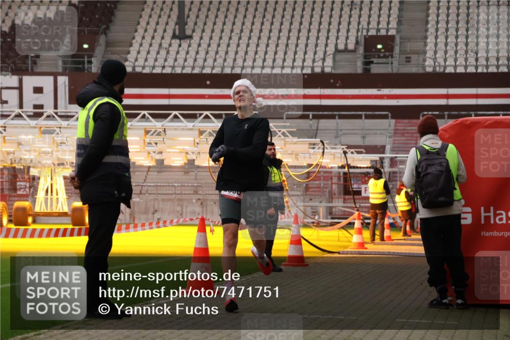 08.12.2024 - St. Pauli X-Mass-Run No. 14 Yannick Fuchs http://msf.ph/oto/7471751 08.12.2024 09:48:35 Ziel  meine-sportfotos.de