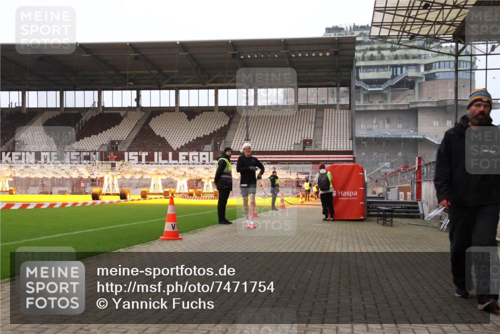 08.12.2024 - St. Pauli X-Mass-Run No. 14 Yannick Fuchs http://msf.ph/oto/7471754 08.12.2024 09:48:36 Ziel  meine-sportfotos.de
