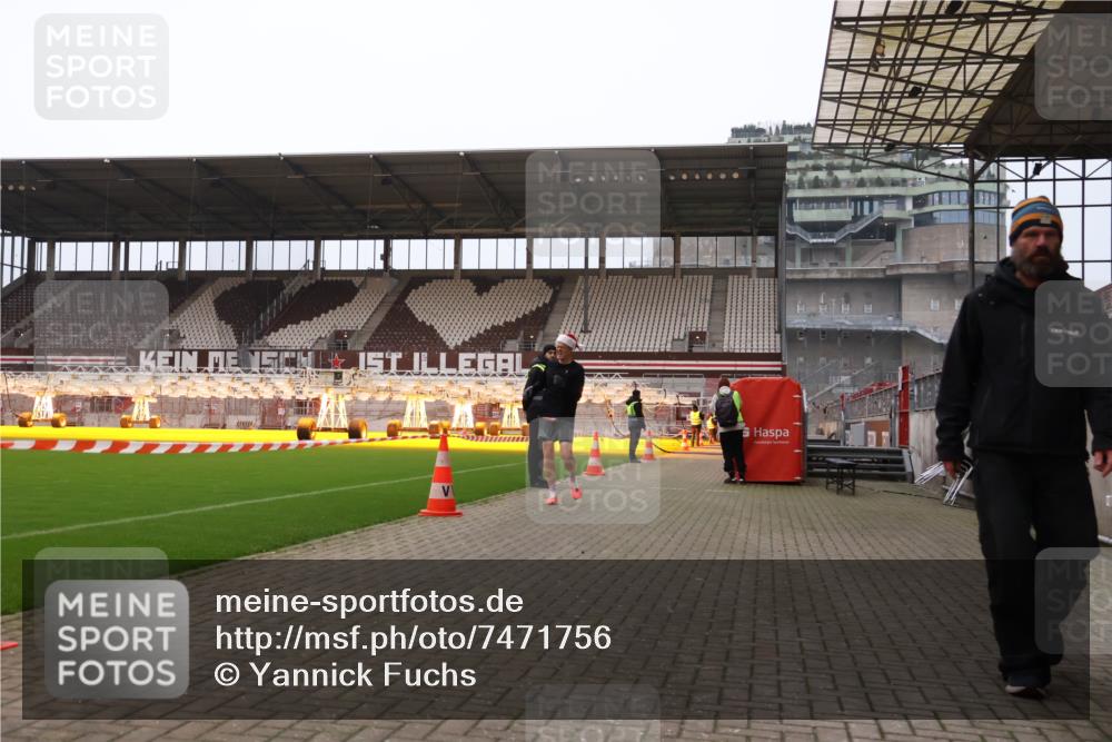 08.12.2024 - St. Pauli X-Mass-Run No. 14 Yannick Fuchs http://msf.ph/oto/7471756 08.12.2024 09:48:37 Ziel  meine-sportfotos.de