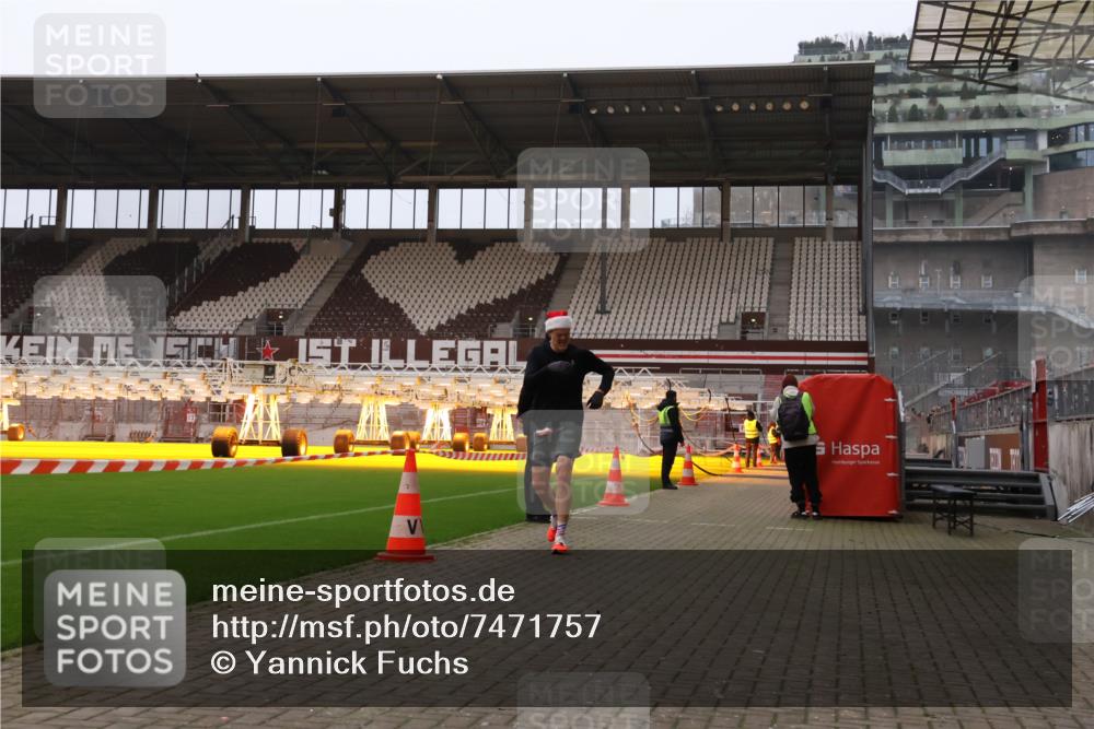 08.12.2024 - St. Pauli X-Mass-Run No. 14 Yannick Fuchs http://msf.ph/oto/7471757 08.12.2024 09:48:37 Ziel  meine-sportfotos.de