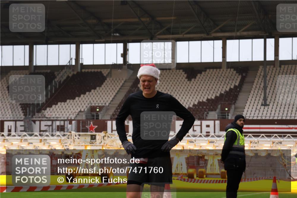 08.12.2024 - St. Pauli X-Mass-Run No. 14 Yannick Fuchs http://msf.ph/oto/7471760 08.12.2024 09:48:40 Ziel 39, 2336 meine-sportfotos.de
