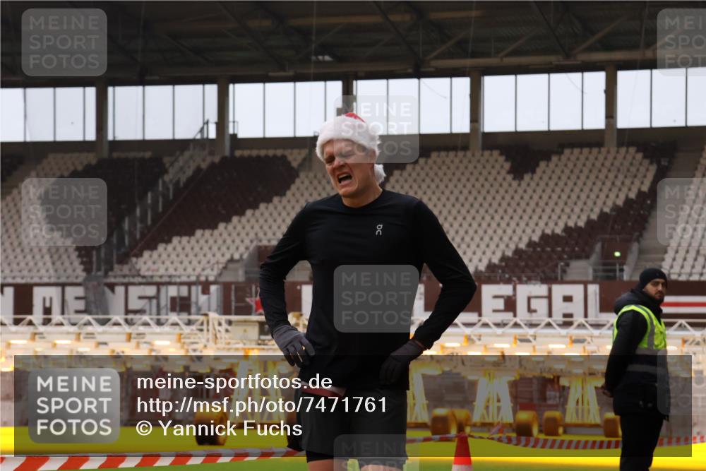 08.12.2024 - St. Pauli X-Mass-Run No. 14 Yannick Fuchs http://msf.ph/oto/7471761 08.12.2024 09:48:41 Ziel 39, 2336 meine-sportfotos.de