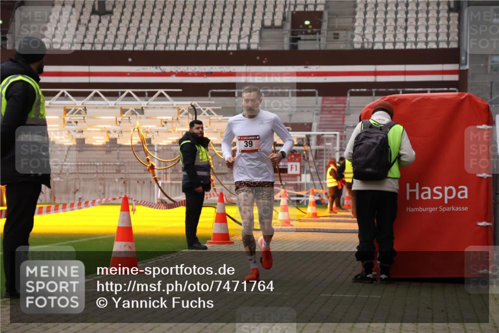 08.12.2024 - St. Pauli X-Mass-Run No. 14 Yannick Fuchs http://msf.ph/oto/7471764 08.12.2024 09:48:51 Ziel 39, 2336 meine-sportfotos.de