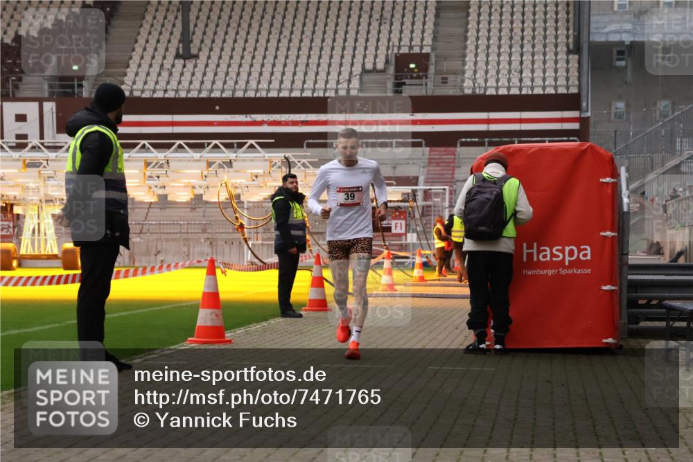 08.12.2024 - St. Pauli X-Mass-Run No. 14 Yannick Fuchs http://msf.ph/oto/7471765 08.12.2024 09:48:51 Ziel 39, 2336 meine-sportfotos.de