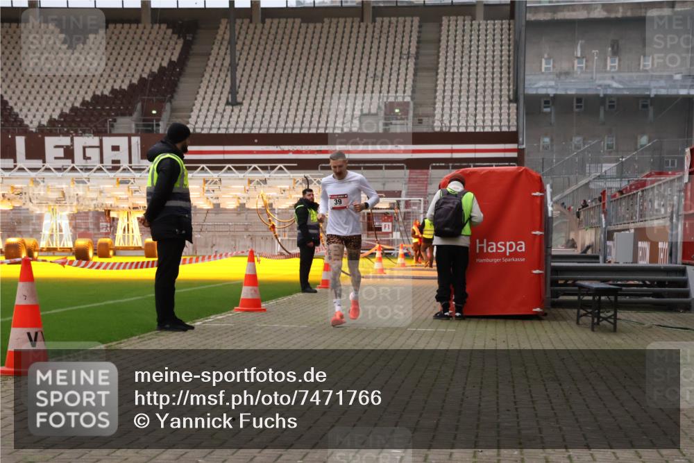08.12.2024 - St. Pauli X-Mass-Run No. 14 Yannick Fuchs http://msf.ph/oto/7471766 08.12.2024 09:48:51 Ziel 39, 2336 meine-sportfotos.de