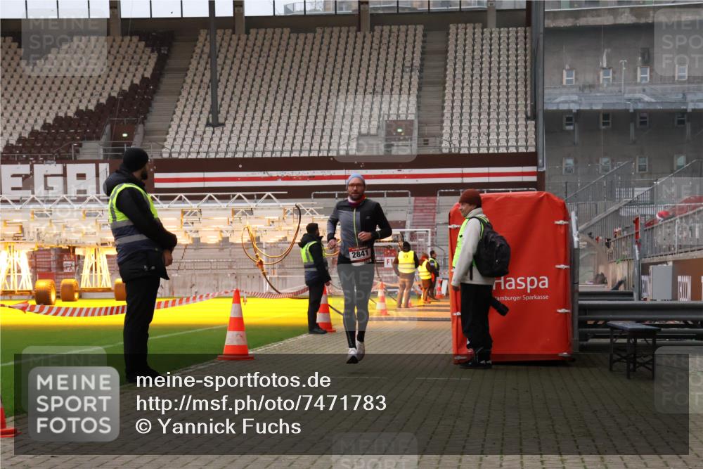 08.12.2024 - St. Pauli X-Mass-Run No. 14 Yannick Fuchs http://msf.ph/oto/7471783 08.12.2024 09:50:16 Ziel 2841, 3164 meine-sportfotos.de