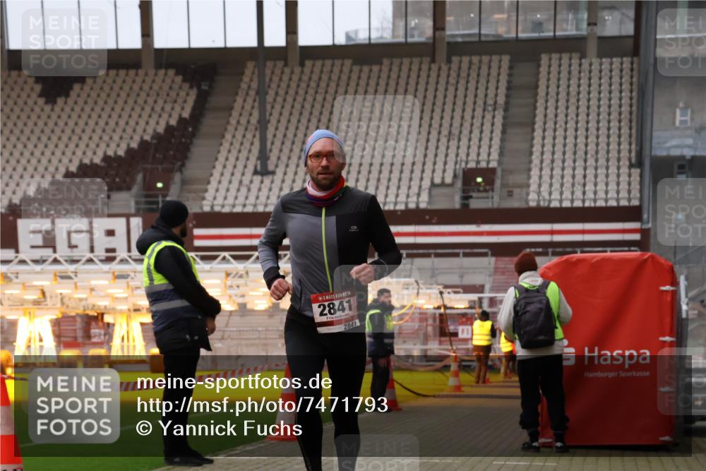 08.12.2024 - St. Pauli X-Mass-Run No. 14 Yannick Fuchs http://msf.ph/oto/7471793 08.12.2024 09:50:18 Ziel 2841, 3164 meine-sportfotos.de