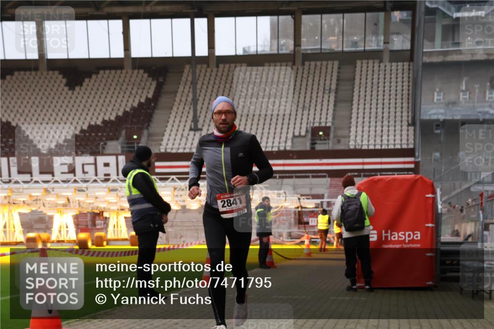 08.12.2024 - St. Pauli X-Mass-Run No. 14 Yannick Fuchs http://msf.ph/oto/7471795 08.12.2024 09:50:19 Ziel 2841, 3164 meine-sportfotos.de