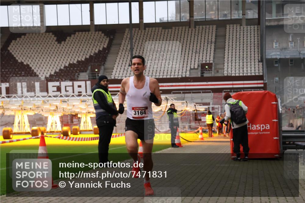 08.12.2024 - St. Pauli X-Mass-Run No. 14 Yannick Fuchs http://msf.ph/oto/7471831 08.12.2024 09:50:31 Ziel 2957, 3164 meine-sportfotos.de