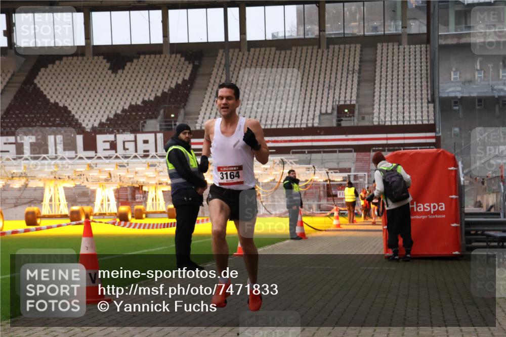 08.12.2024 - St. Pauli X-Mass-Run No. 14 Yannick Fuchs http://msf.ph/oto/7471833 08.12.2024 09:50:31 Ziel 2957, 3164 meine-sportfotos.de