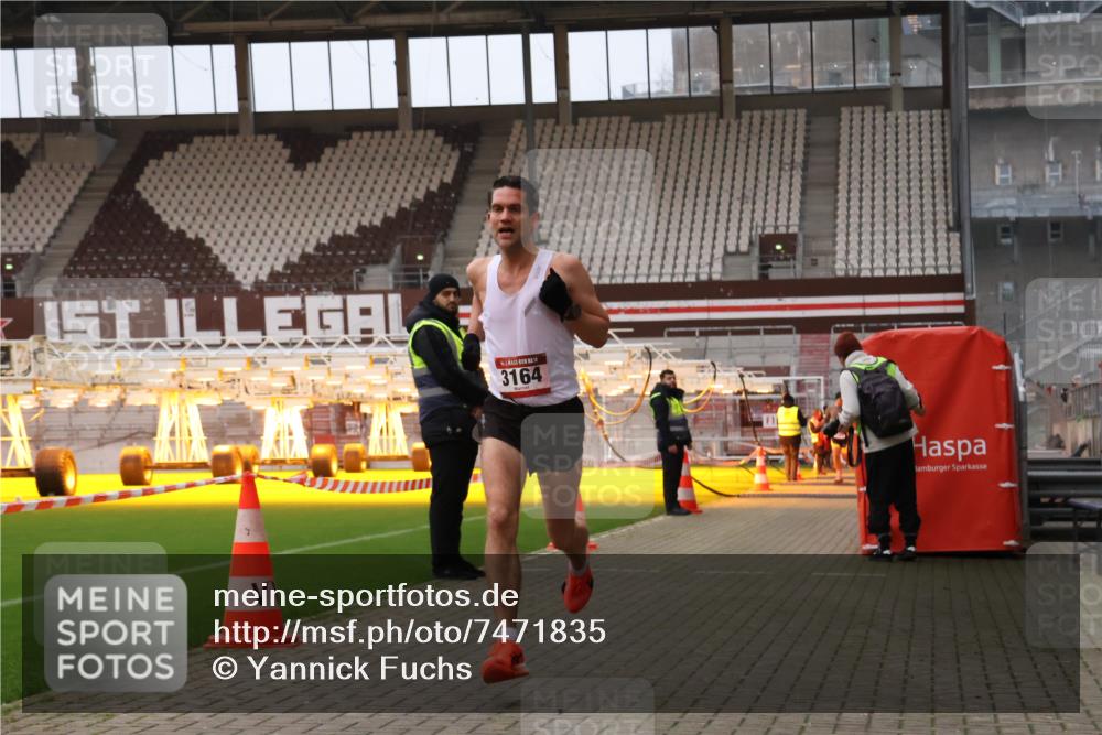 08.12.2024 - St. Pauli X-Mass-Run No. 14 Yannick Fuchs http://msf.ph/oto/7471835 08.12.2024 09:50:31 Ziel 2957, 3164 meine-sportfotos.de