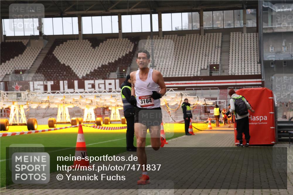 08.12.2024 - St. Pauli X-Mass-Run No. 14 Yannick Fuchs http://msf.ph/oto/7471837 08.12.2024 09:50:31 Ziel 2957, 3164 meine-sportfotos.de