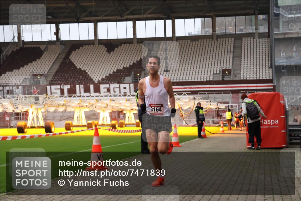 08.12.2024 - St. Pauli X-Mass-Run No. 14 Yannick Fuchs http://msf.ph/oto/7471839 08.12.2024 09:50:32 Ziel 2957, 3164 meine-sportfotos.de