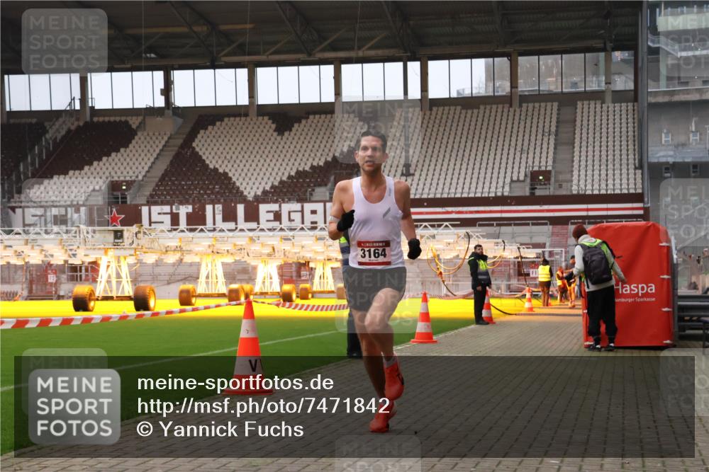 08.12.2024 - St. Pauli X-Mass-Run No. 14 Yannick Fuchs http://msf.ph/oto/7471842 08.12.2024 09:50:32 Ziel 2957, 3164 meine-sportfotos.de