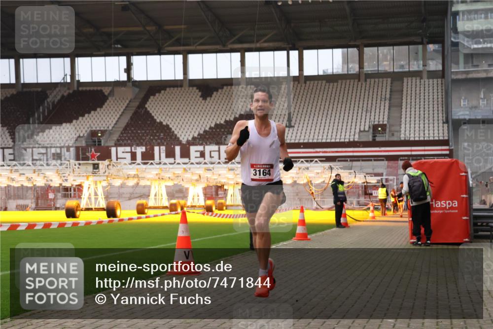 08.12.2024 - St. Pauli X-Mass-Run No. 14 Yannick Fuchs http://msf.ph/oto/7471844 08.12.2024 09:50:32 Ziel 2957, 3164 meine-sportfotos.de