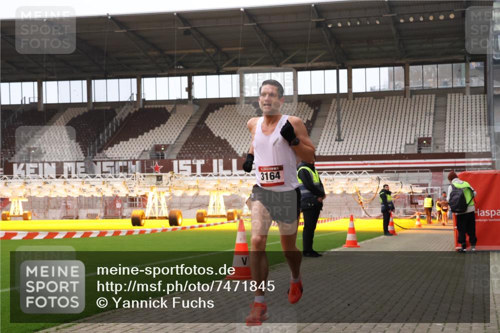 08.12.2024 - St. Pauli X-Mass-Run No. 14 Yannick Fuchs http://msf.ph/oto/7471845 08.12.2024 09:50:32 Ziel 2957, 3164 meine-sportfotos.de
