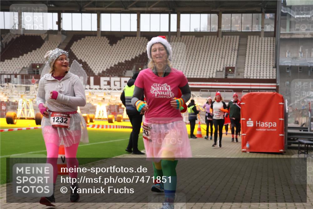 08.12.2024 - St. Pauli X-Mass-Run No. 14 Yannick Fuchs http://msf.ph/oto/7471851 08.12.2024 10:05:59 Ziel 65, 175, 751, 932, 1068, 1178, 1232, 1243, 1605, 1643, 1650, 2077, 2306, 2308, 2344, 2435, 2474, 2603, 2908, 3006, 3114, 3115, 3118, 3184, 3302 meine-sportfotos.de