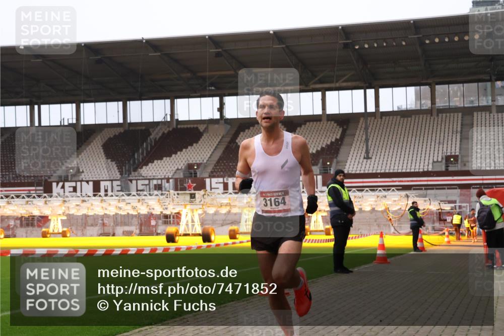 08.12.2024 - St. Pauli X-Mass-Run No. 14 Yannick Fuchs http://msf.ph/oto/7471852 08.12.2024 09:50:32 Ziel 2957, 3164 meine-sportfotos.de