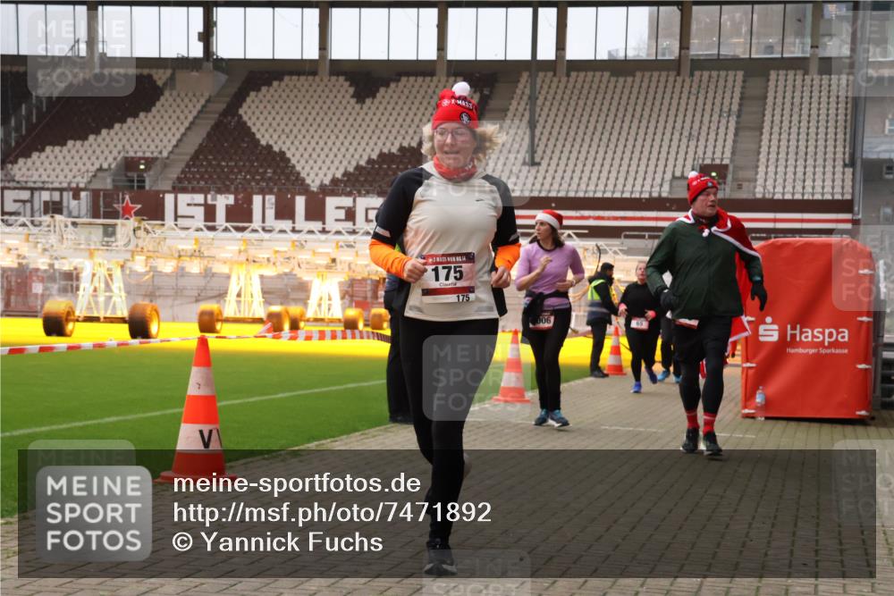 08.12.2024 - St. Pauli X-Mass-Run No. 14 Yannick Fuchs http://msf.ph/oto/7471892 08.12.2024 10:06:04 Ziel 40, 65, 175, 1068, 1232, 1243, 2306, 2308, 2344, 2435, 2474, 2908, 3006, 3115, 3118, 3184 meine-sportfotos.de