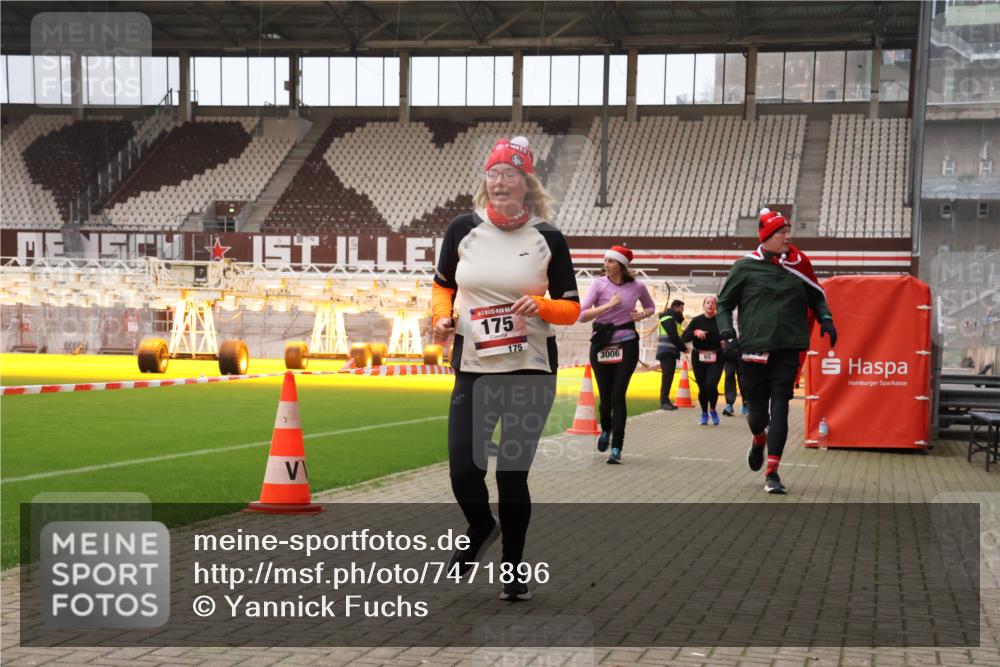 08.12.2024 - St. Pauli X-Mass-Run No. 14 Yannick Fuchs http://msf.ph/oto/7471896 08.12.2024 10:06:04 Ziel 40, 65, 175, 1068, 1232, 1243, 2306, 2308, 2344, 2435, 2474, 2908, 3006, 3115, 3118, 3184 meine-sportfotos.de