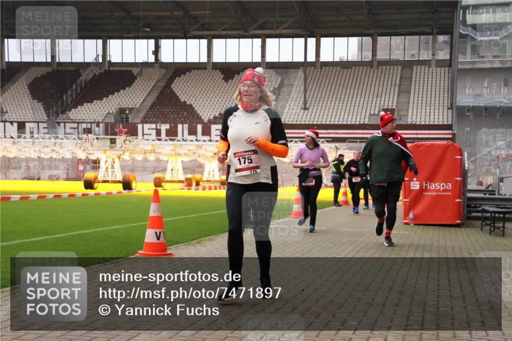08.12.2024 - St. Pauli X-Mass-Run No. 14 Yannick Fuchs http://msf.ph/oto/7471897 08.12.2024 10:06:04 Ziel 40, 65, 175, 1068, 1232, 1243, 2306, 2308, 2344, 2435, 2474, 2908, 3006, 3115, 3118, 3184 meine-sportfotos.de