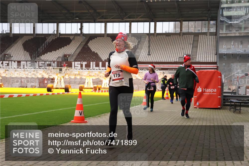 08.12.2024 - St. Pauli X-Mass-Run No. 14 Yannick Fuchs http://msf.ph/oto/7471899 08.12.2024 10:06:04 Ziel 40, 65, 175, 1068, 1232, 1243, 2306, 2308, 2344, 2435, 2474, 2908, 3006, 3115, 3118, 3184 meine-sportfotos.de