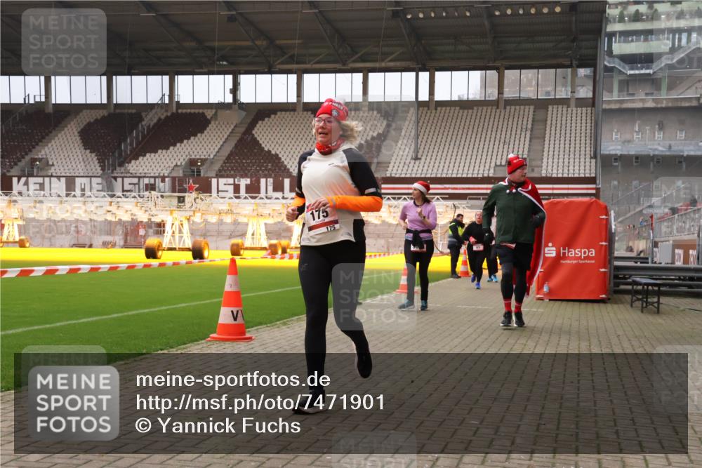 08.12.2024 - St. Pauli X-Mass-Run No. 14 Yannick Fuchs http://msf.ph/oto/7471901 08.12.2024 10:06:04 Ziel 40, 65, 175, 1068, 1232, 1243, 2306, 2308, 2344, 2435, 2474, 2908, 3006, 3115, 3118, 3184 meine-sportfotos.de
