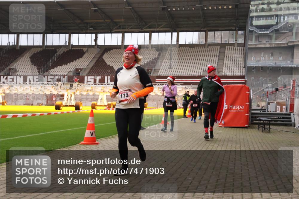 08.12.2024 - St. Pauli X-Mass-Run No. 14 Yannick Fuchs http://msf.ph/oto/7471903 08.12.2024 10:06:04 Ziel 40, 65, 175, 1068, 1232, 1243, 2306, 2308, 2344, 2435, 2474, 2908, 3006, 3115, 3118, 3184 meine-sportfotos.de