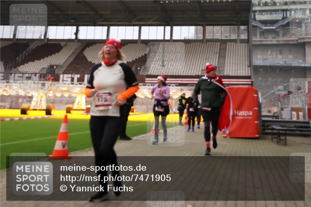 08.12.2024 - St. Pauli X-Mass-Run No. 14 Yannick Fuchs http://msf.ph/oto/7471905 08.12.2024 10:06:05 Ziel 40, 65, 175, 1013, 1068, 1232, 1243, 1563, 2306, 2308, 2344, 2474, 3006, 3115, 3118, 3184 meine-sportfotos.de