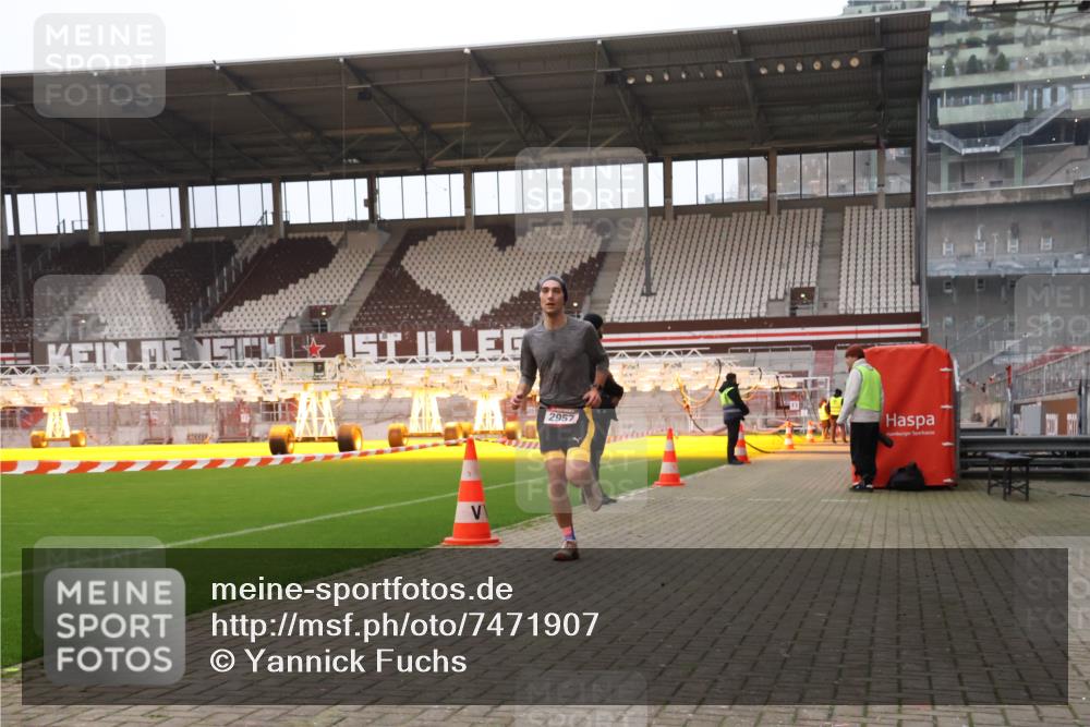 08.12.2024 - St. Pauli X-Mass-Run No. 14 Yannick Fuchs http://msf.ph/oto/7471907 08.12.2024 09:50:43 Ziel 2957 meine-sportfotos.de