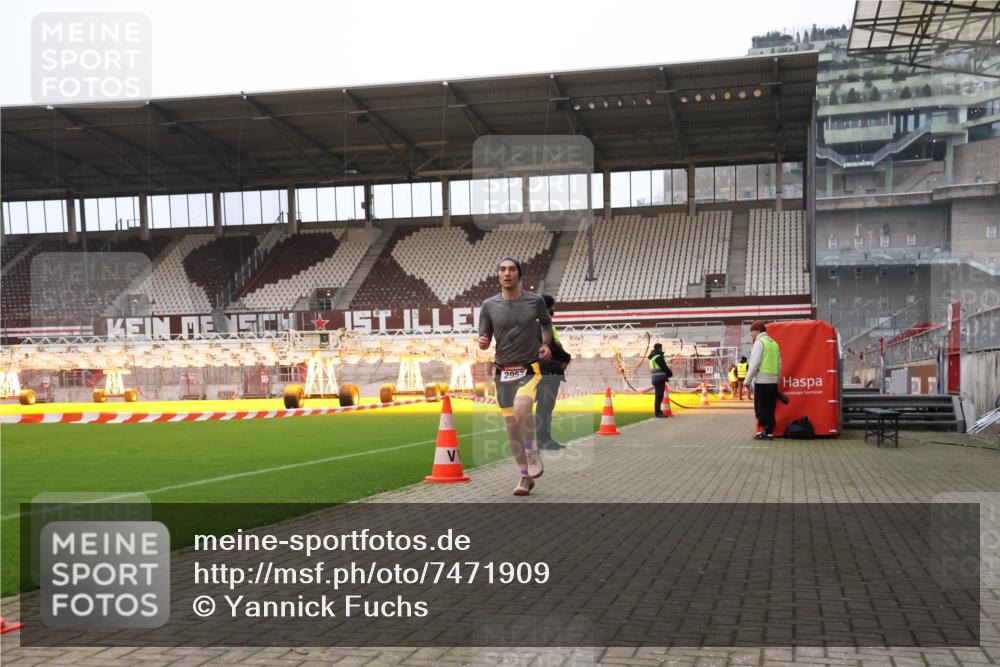 08.12.2024 - St. Pauli X-Mass-Run No. 14 Yannick Fuchs http://msf.ph/oto/7471909 08.12.2024 09:50:43 Ziel 2957 meine-sportfotos.de