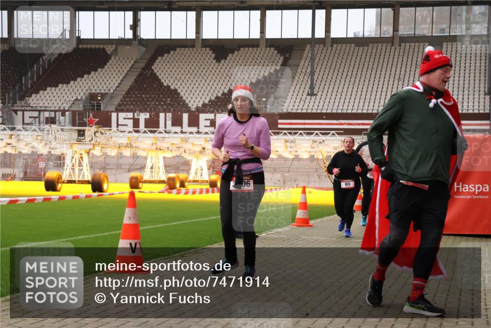 08.12.2024 - St. Pauli X-Mass-Run No. 14 Yannick Fuchs http://msf.ph/oto/7471914 08.12.2024 10:06:07 Ziel 40, 65, 175, 696, 1013, 1016, 1068, 1232, 1243, 1563, 2474, 3006, 3115, 3118, 3184 meine-sportfotos.de