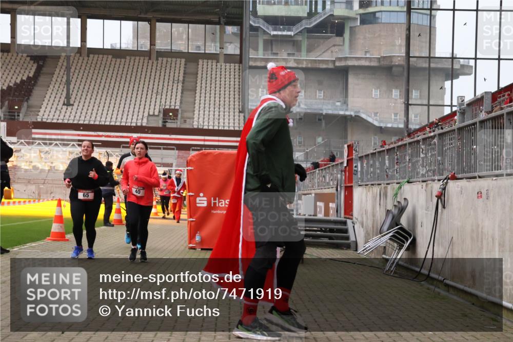 08.12.2024 - St. Pauli X-Mass-Run No. 14 Yannick Fuchs http://msf.ph/oto/7471919 08.12.2024 10:06:07 Ziel 40, 65, 175, 696, 1013, 1016, 1068, 1232, 1243, 1563, 2474, 3006, 3115, 3118, 3184 meine-sportfotos.de