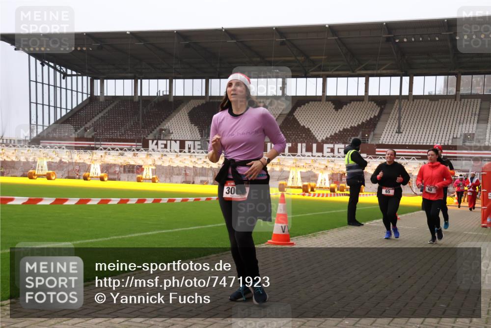 08.12.2024 - St. Pauli X-Mass-Run No. 14 Yannick Fuchs http://msf.ph/oto/7471923 08.12.2024 10:06:08 Ziel 40, 65, 175, 696, 1013, 1016, 1068, 1232, 1243, 1563, 2474, 3006, 3115, 3118, 3184 meine-sportfotos.de
