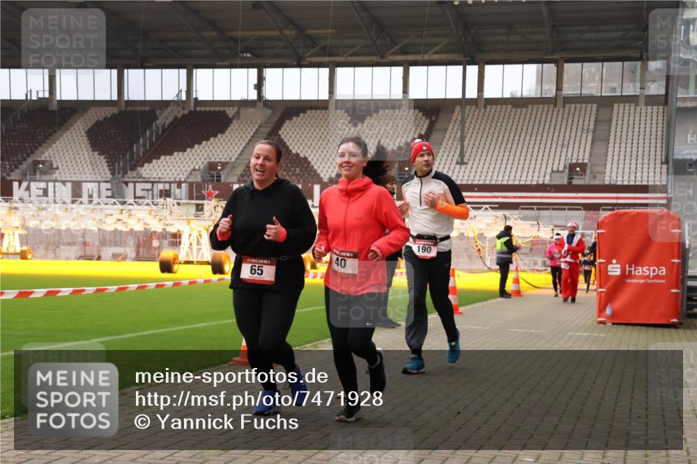 08.12.2024 - St. Pauli X-Mass-Run No. 14 Yannick Fuchs http://msf.ph/oto/7471928 08.12.2024 10:06:10 Ziel 40, 65, 175, 696, 1013, 1016, 1068, 1232, 1243, 1563, 2474, 2894, 3006, 3115, 3184 meine-sportfotos.de
