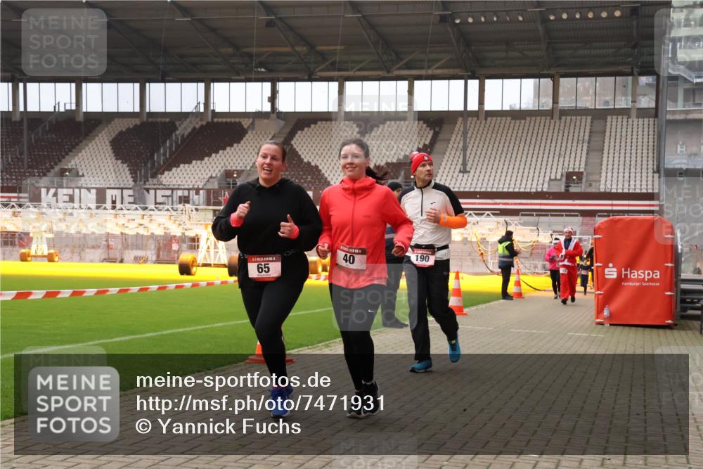 08.12.2024 - St. Pauli X-Mass-Run No. 14 Yannick Fuchs http://msf.ph/oto/7471931 08.12.2024 10:06:11 Ziel 40, 65, 175, 696, 1013, 1016, 1068, 1232, 1243, 1563, 2474, 2894, 3006, 3184 meine-sportfotos.de