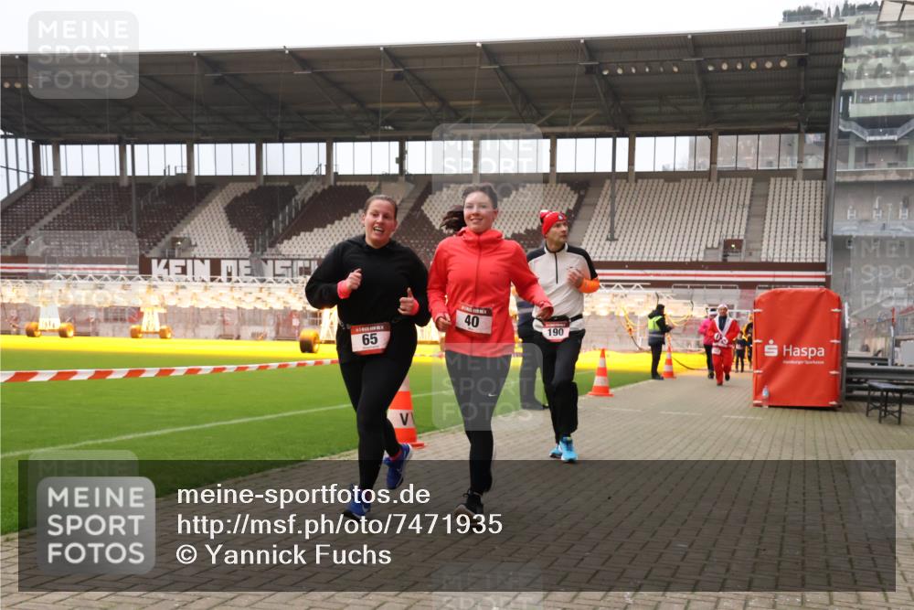 08.12.2024 - St. Pauli X-Mass-Run No. 14 Yannick Fuchs http://msf.ph/oto/7471935 08.12.2024 10:06:11 Ziel 40, 65, 175, 696, 1013, 1016, 1068, 1232, 1243, 1563, 2474, 2894, 3006, 3184 meine-sportfotos.de