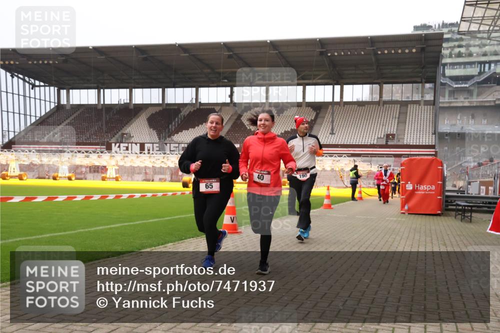 08.12.2024 - St. Pauli X-Mass-Run No. 14 Yannick Fuchs http://msf.ph/oto/7471937 08.12.2024 10:06:11 Ziel 40, 65, 175, 696, 1013, 1016, 1068, 1232, 1243, 1563, 2474, 2894, 3006, 3184 meine-sportfotos.de