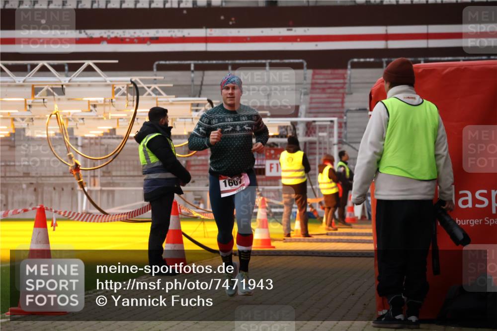 08.12.2024 - St. Pauli X-Mass-Run No. 14 Yannick Fuchs http://msf.ph/oto/7471943 08.12.2024 09:51:02 Ziel 2, 1607 meine-sportfotos.de