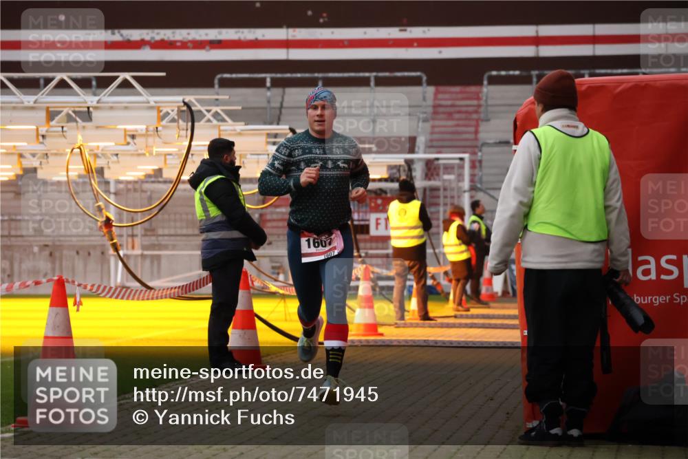 08.12.2024 - St. Pauli X-Mass-Run No. 14 Yannick Fuchs http://msf.ph/oto/7471945 08.12.2024 09:51:02 Ziel 2, 1607 meine-sportfotos.de