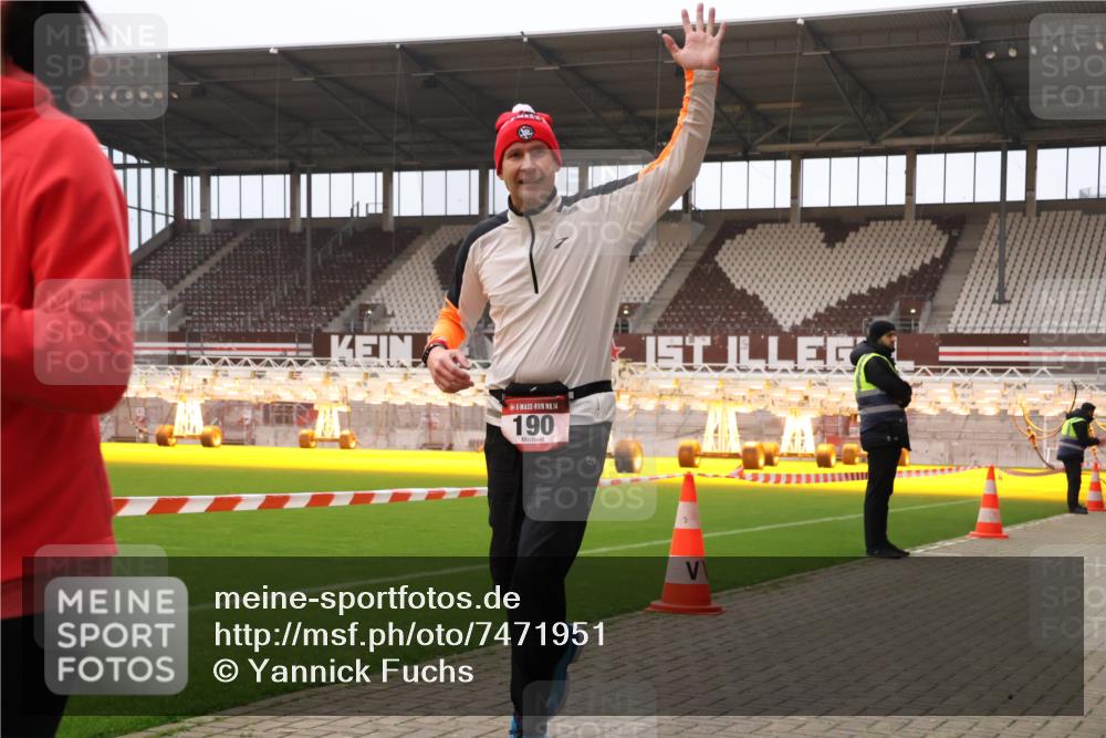 08.12.2024 - St. Pauli X-Mass-Run No. 14 Yannick Fuchs http://msf.ph/oto/7471951 08.12.2024 10:06:12 Ziel 40, 65, 175, 696, 1013, 1016, 1068, 1232, 1243, 1563, 2474, 2894, 3006, 3184 meine-sportfotos.de